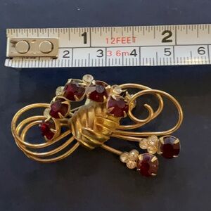 Vintage gold tone pin brooch pendant with red and clear rhinestones